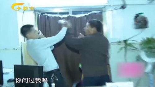 儿子打父亲的视频,儿子暴力殴打父亲，视频记录惊人一幕