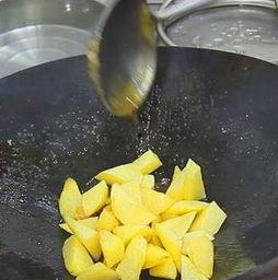 拔丝土豆的做法视频,甜蜜诱惑，家庭必备美食教程